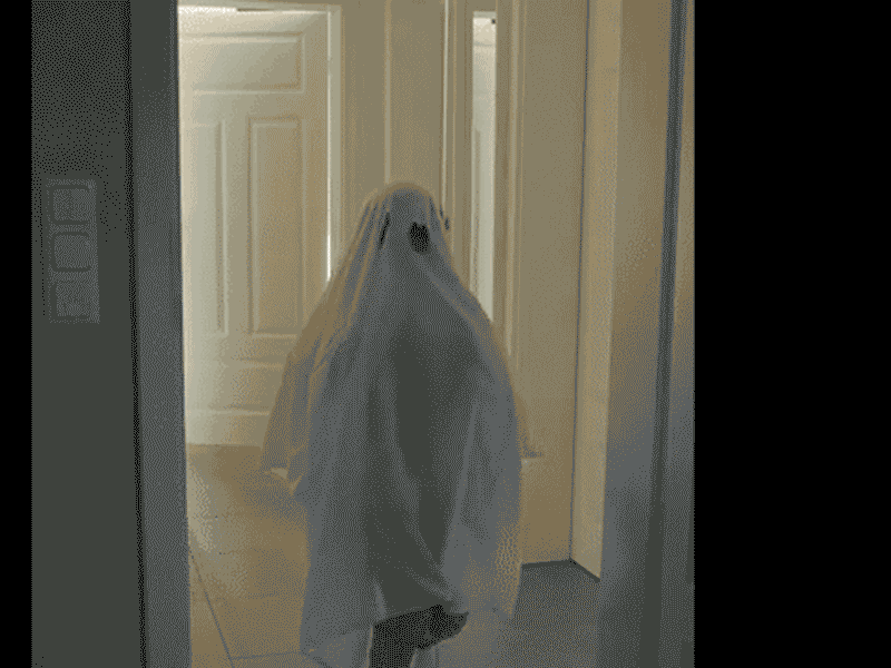 Kind verkleidet als Gespenst